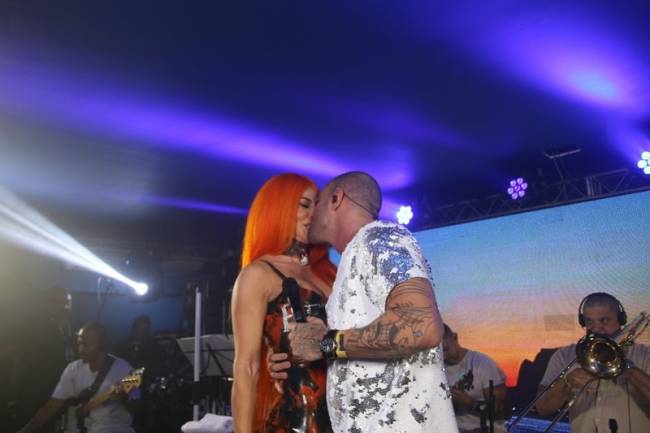 O amor está no ar: o cantor trabalhou e aproveitou ao lado da namorada, a atriz e rainha de bateria da Grande Rio Paolla Oliveira
