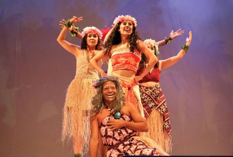 Foto mostra atrizes do espetáculo Moana: Uma Aventura no Mar