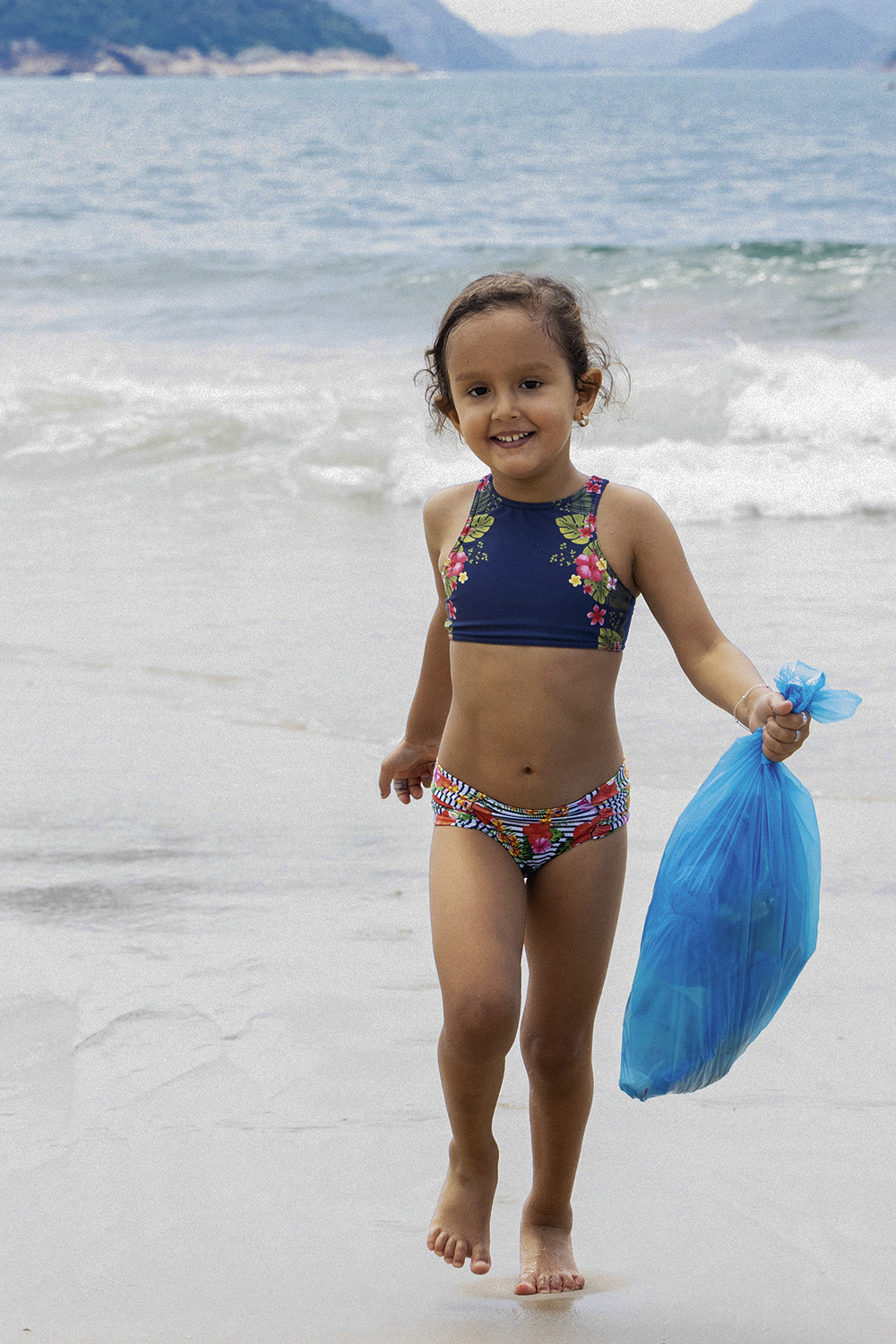 A pequena Nina, de 5 anos: prêmios pela sua atuação na limpeza dos mares -