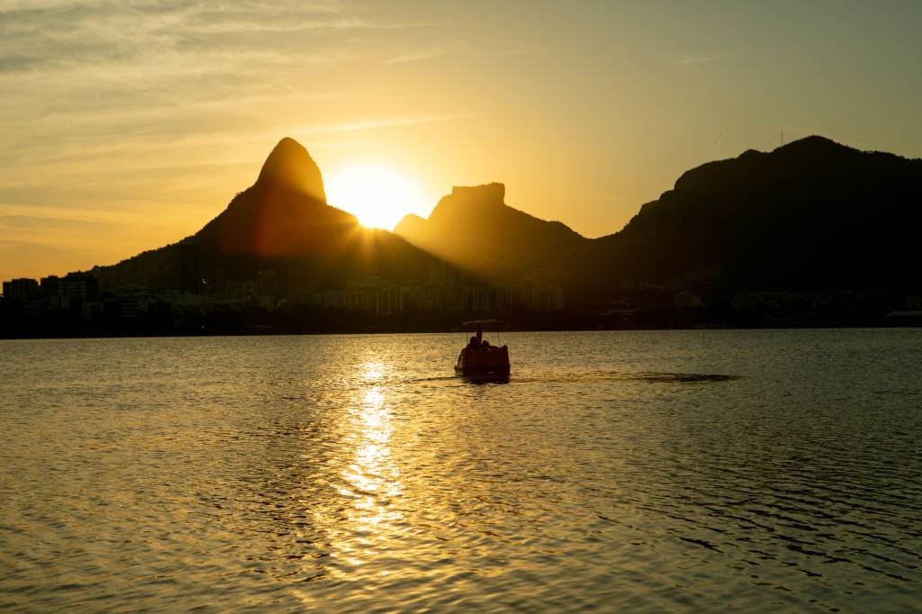 Foto mostra Lagoa Rodrigo de Freitas no pôr-do-sol