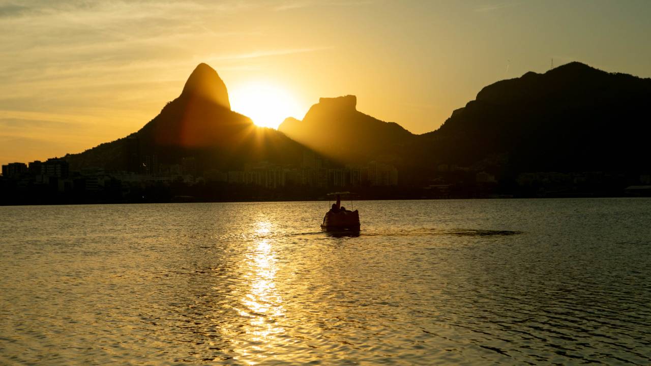 Foto mostra Lagoa Rodrigo de Freitas no pôr-do-sol