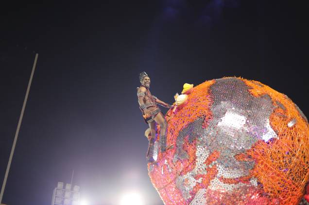 Escalando o globo: outra cena impactante do desfile