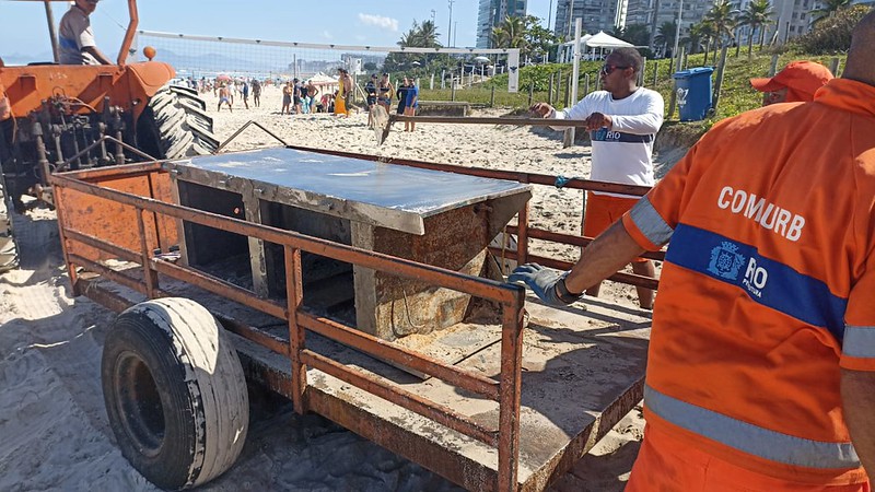Secretaria de Ordem Pública encontra geladeira enterrada na areia da Praia da Barra da TijucaO item era utilizado como depósito irregular de bebidas, gelo e outras mercadorias