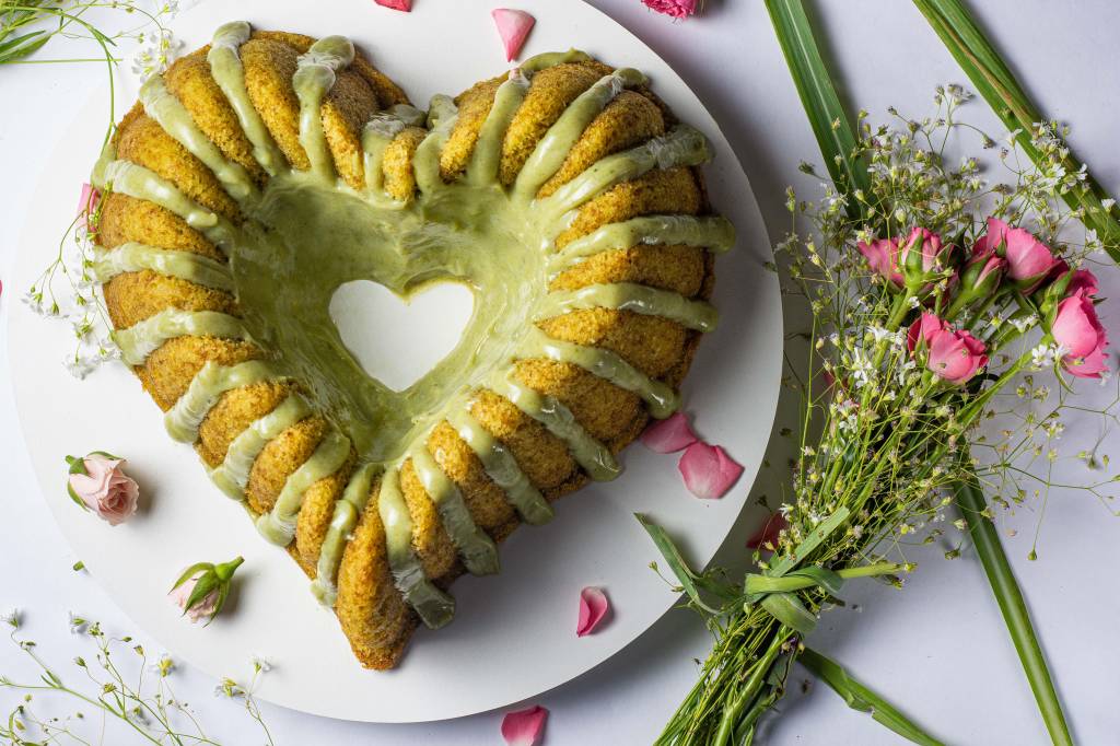 Coração: a confeiteira Diva Oliveira prepara seu bolo em formato de coração com capim limão