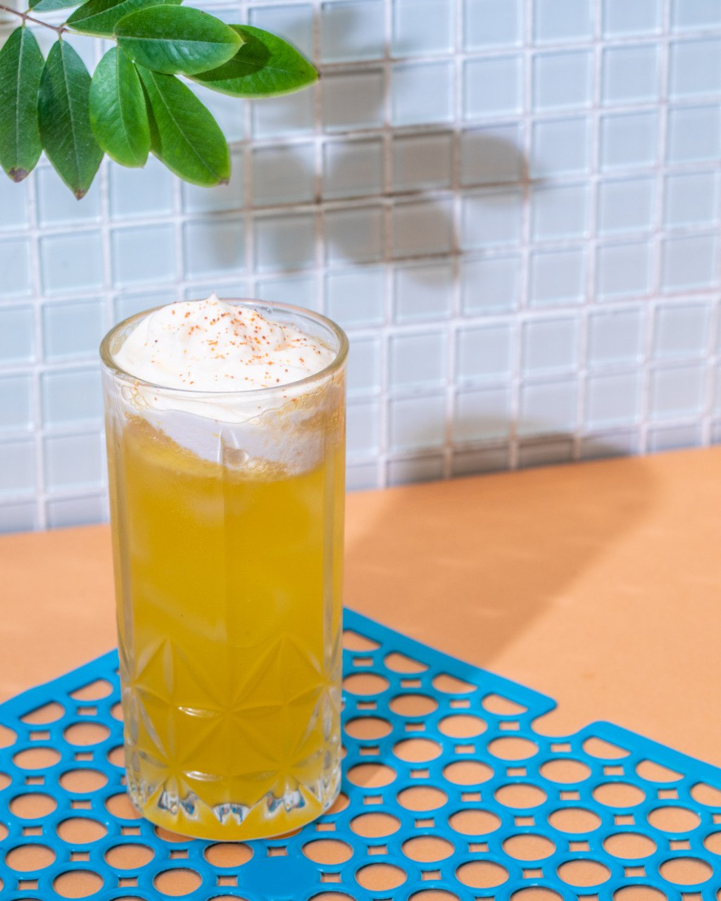 Bourborinho: o drinque leva bourbon, soda de frutas amarelas e espuma cítrica