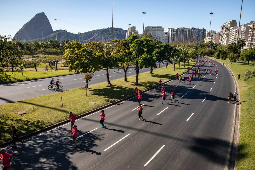 Foto mostra corredores no Aterro do Flamengo