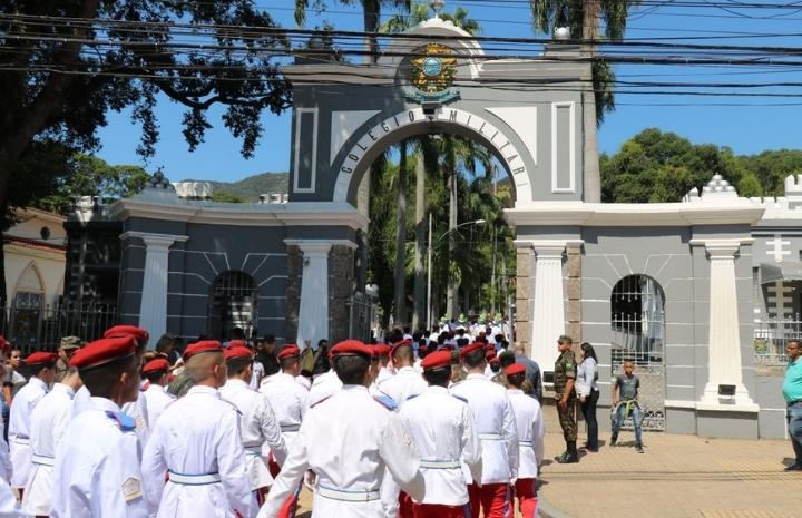 Alunos do Colégio Militar entram marchando pelos portoes, com trajes de gala, em solenidade no ano de 2019 -