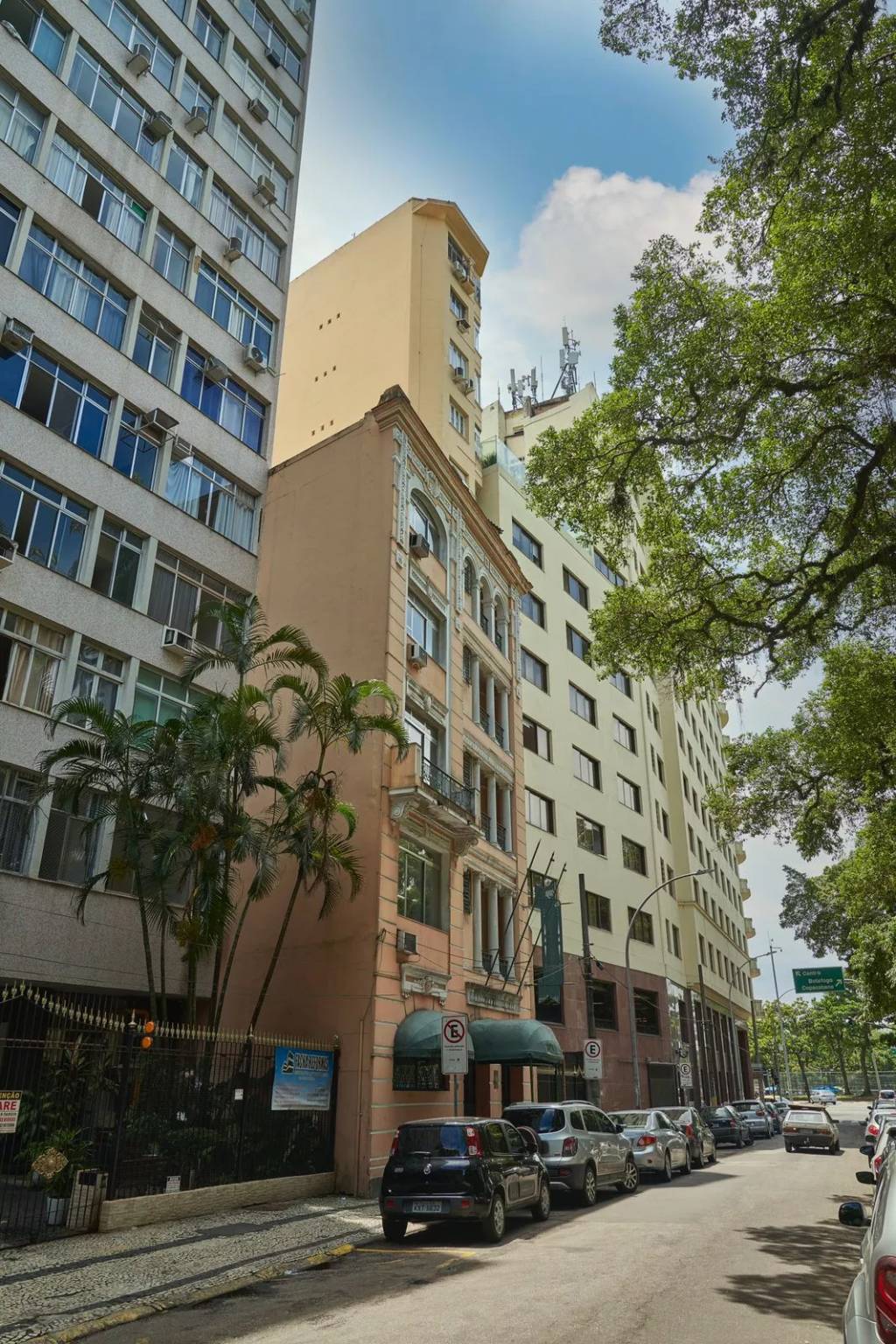 Hotel Inglês, no Catete, será um residencial de 16 unidadesO Hotel Inglês, na Rua Silveira Martins, 20, Catete, encerrou as suas atividades em janeiro deste ano. Ele será demolido e no terreno será construído o empreendimento Verdano Spazio, com apenas 16 unidades de 70 metros quadrados na tipologia quarto e sala. O empreendimento terá lazer sob medida com espaço gourmet e fitness. Segundo Antônio Andrade, sócio-diretor da incorporadora Missões, o lançamento será neste primeiro semestre.