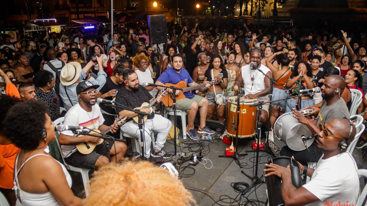 A roda de samba acontece a cada segunda sexta-feira do mês e reúne cerca de 3 mil pessoas.