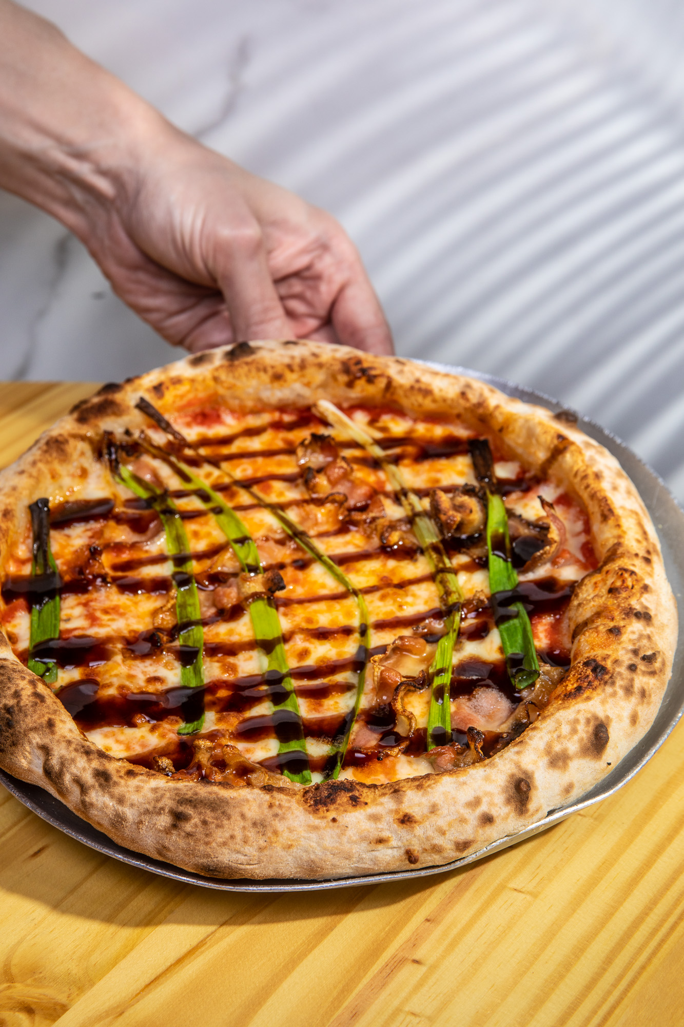 Broto: pizza de barriga de porco é temperada com gengibre e molho teriyaki