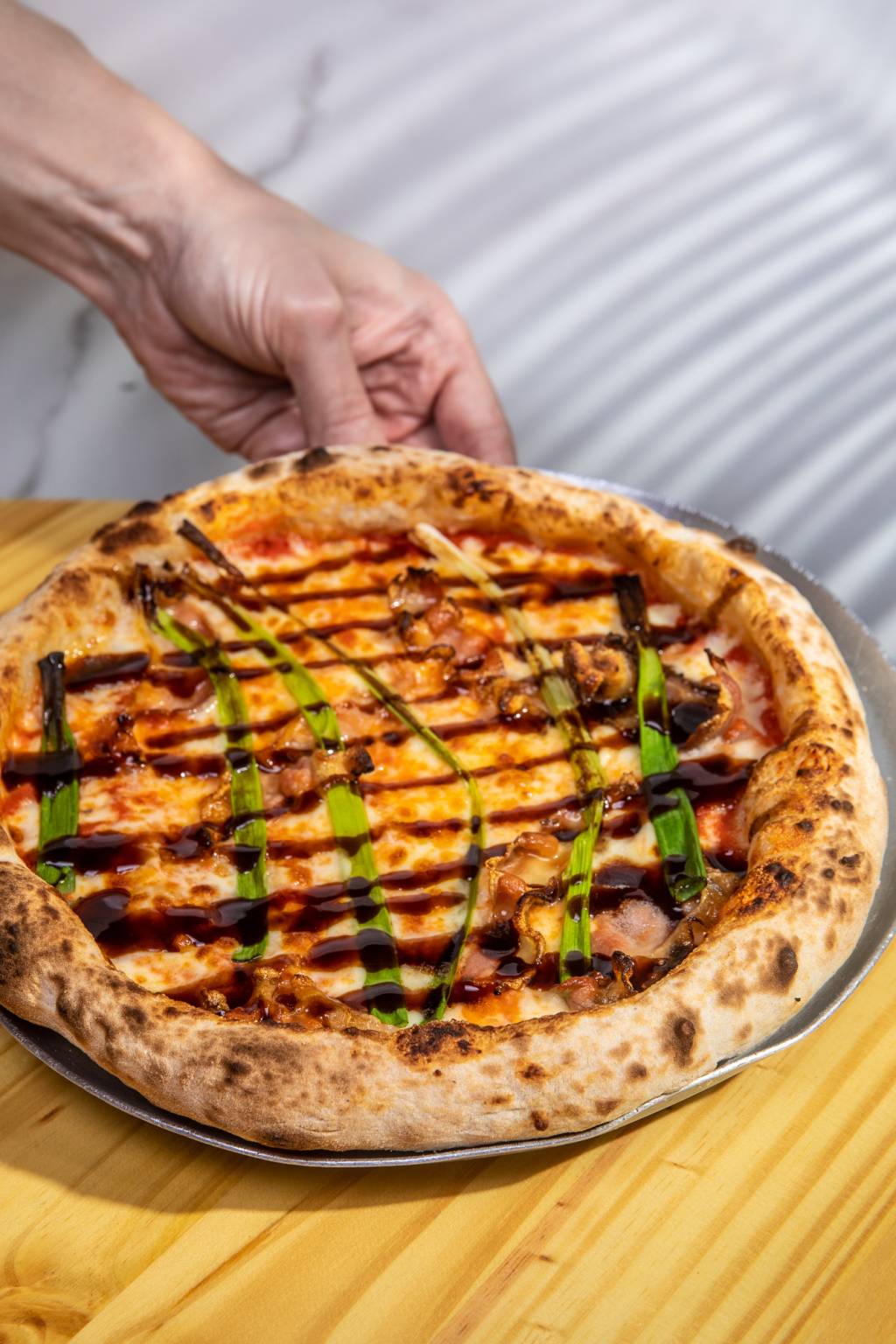 Broto: pizza de barriga de porco é temperada com gengibre e molho teriyaki