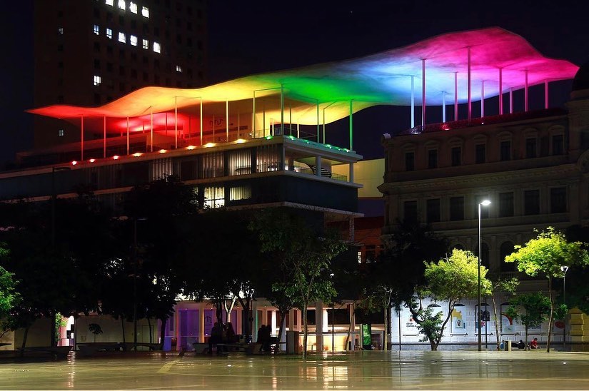 foto mostra terraço do museu de arte do rio com a projeção das cores do arco-íris