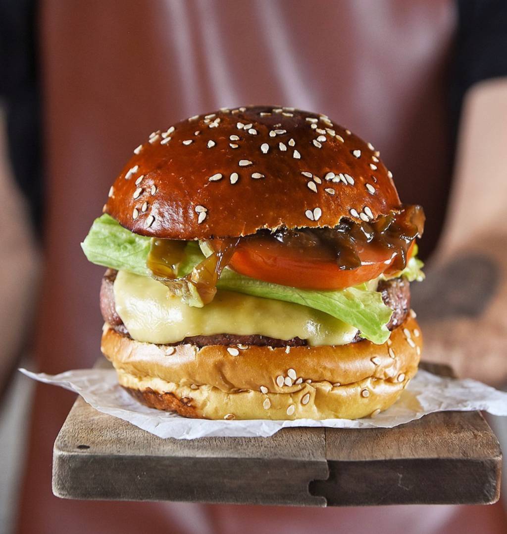encarnado burger rio Encarnado: o cheese salada leva o toque da cebola caramelizada