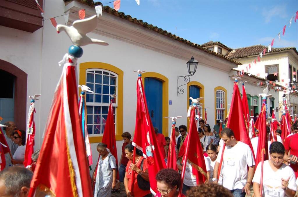 Festa do Divino: procissões colorem de vermelho e branco e cidade histórica