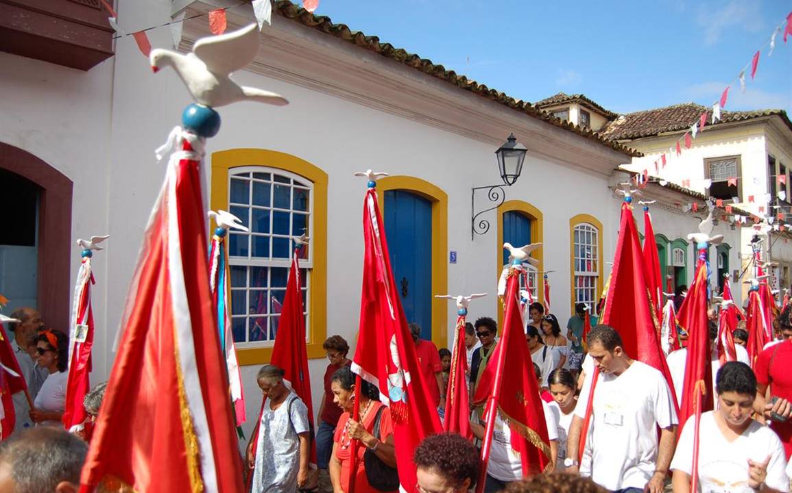 Festa do Divino: procissões colorem de vermelho e branco e cidade histórica