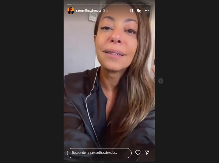Samanta Schmütz de pijama preto cara de choro nos stories de seu Instagram (vídeo vertical).