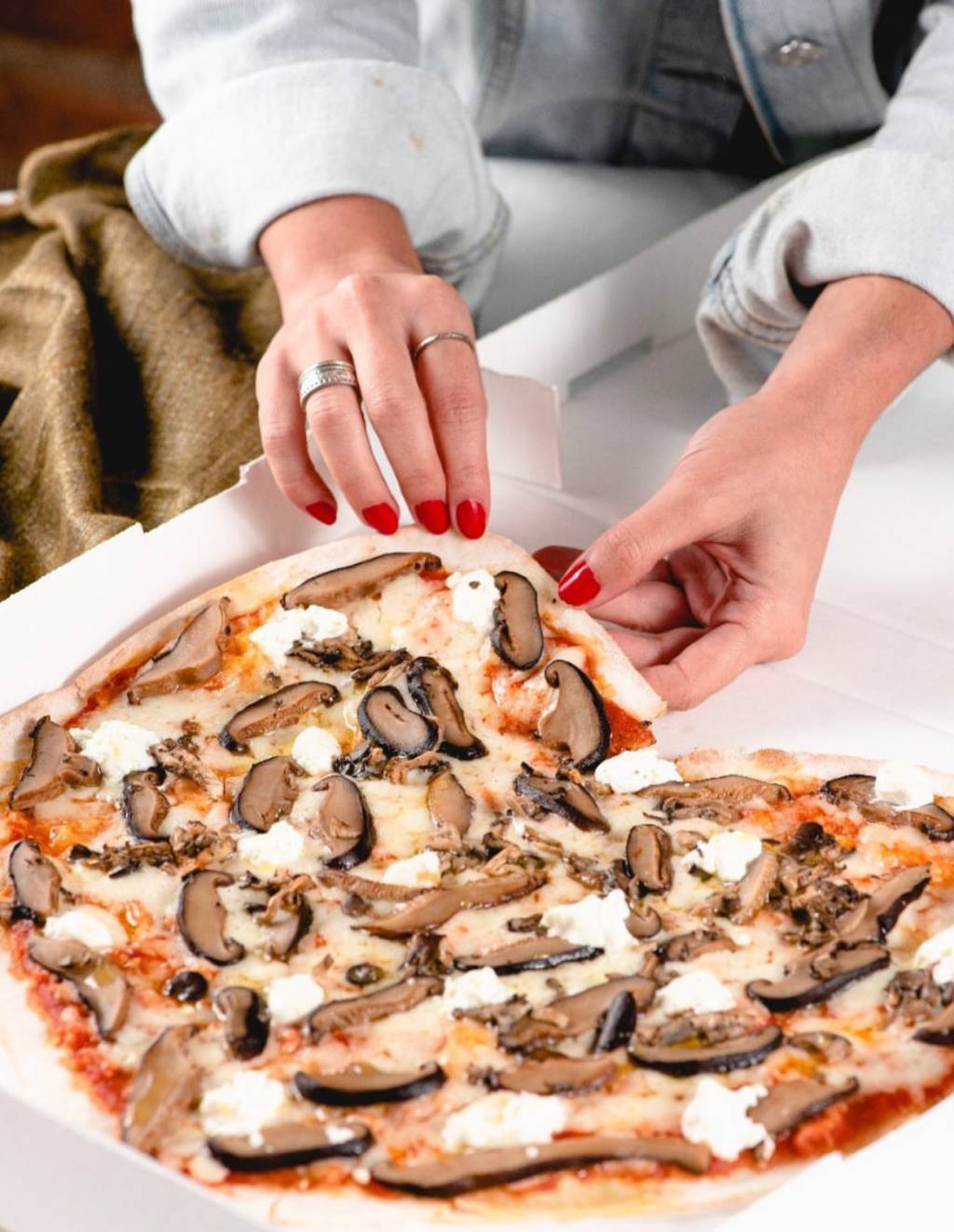 Cogumelos: a pizza pode vir na massa de couve flor, feita com queijos vegano e de cabra