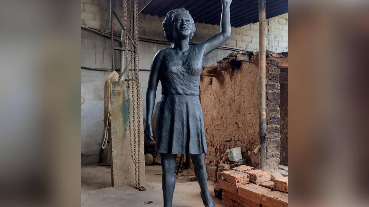 Foto mostra estátua de bronze de Marielle Franco com punho erguido