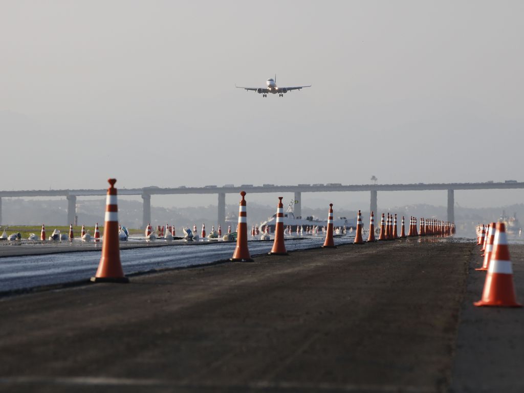 Avião da Azul pousa no Aeroporto Santos Dumont durante o período de obras de pavimentação com asfalto poroso na pista principal.