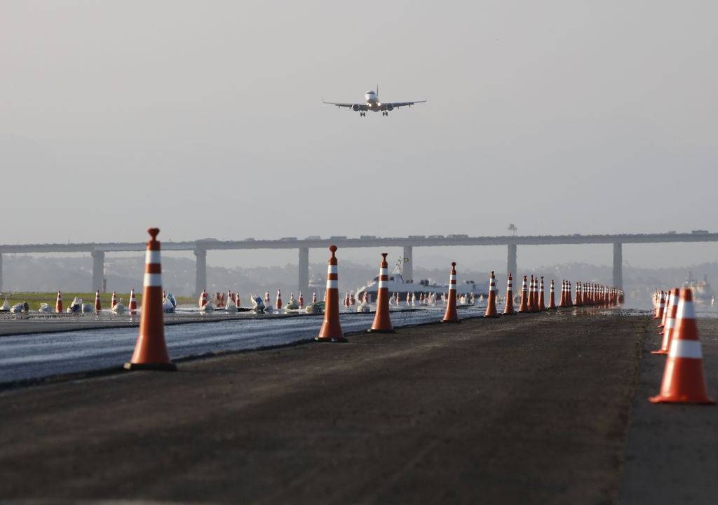 Avião da Azul pousa no Aeroporto Santos Dumont durante o período de obras de pavimentação com asfalto poroso na pista principal.