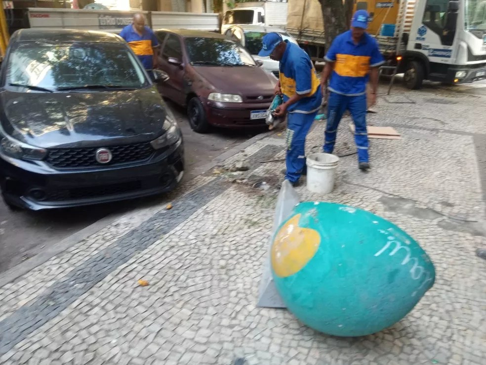 orelhões quebrados são retirados das ruas de Copacabana