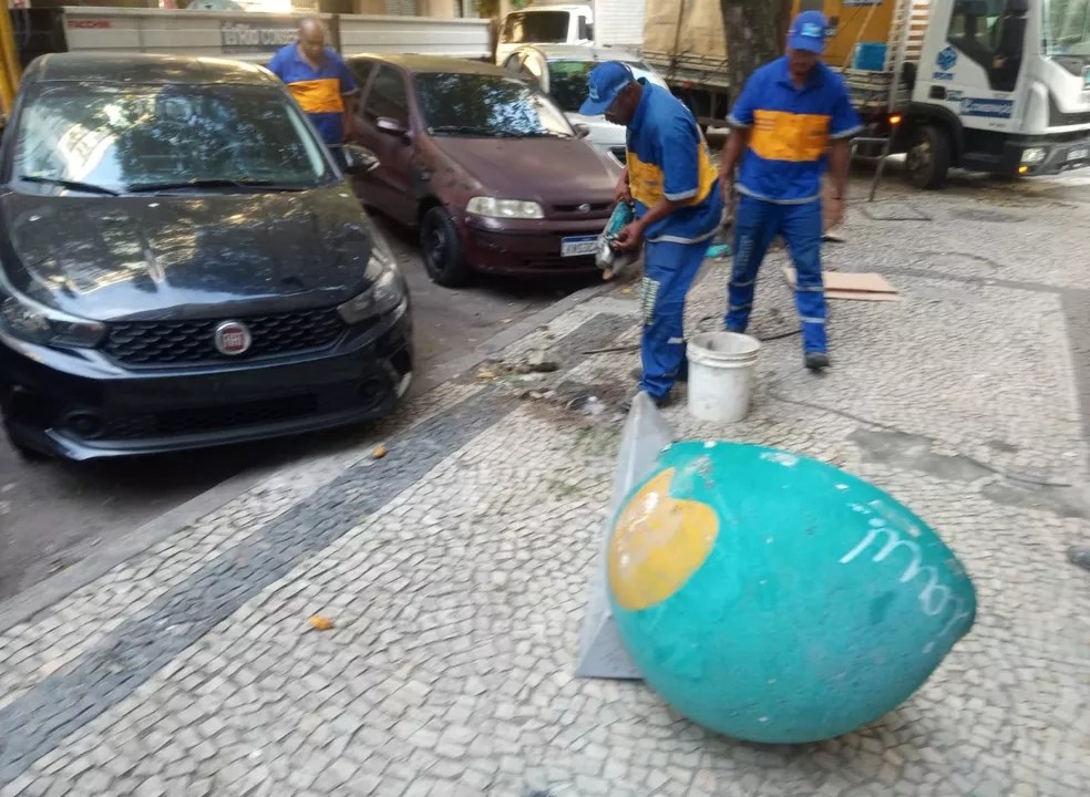 orelhões quebrados são retirados das ruas de Copacabana