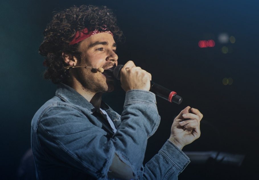 O cantor Osmar Silveira é branco e ter o cabelo castanho cacheado. Na foto, ele está interpretando Cazuza, cantando com um microfone na mão, usando um visual típico do cantor: jaqueta jeans e faixa vermelha nos cabelos.