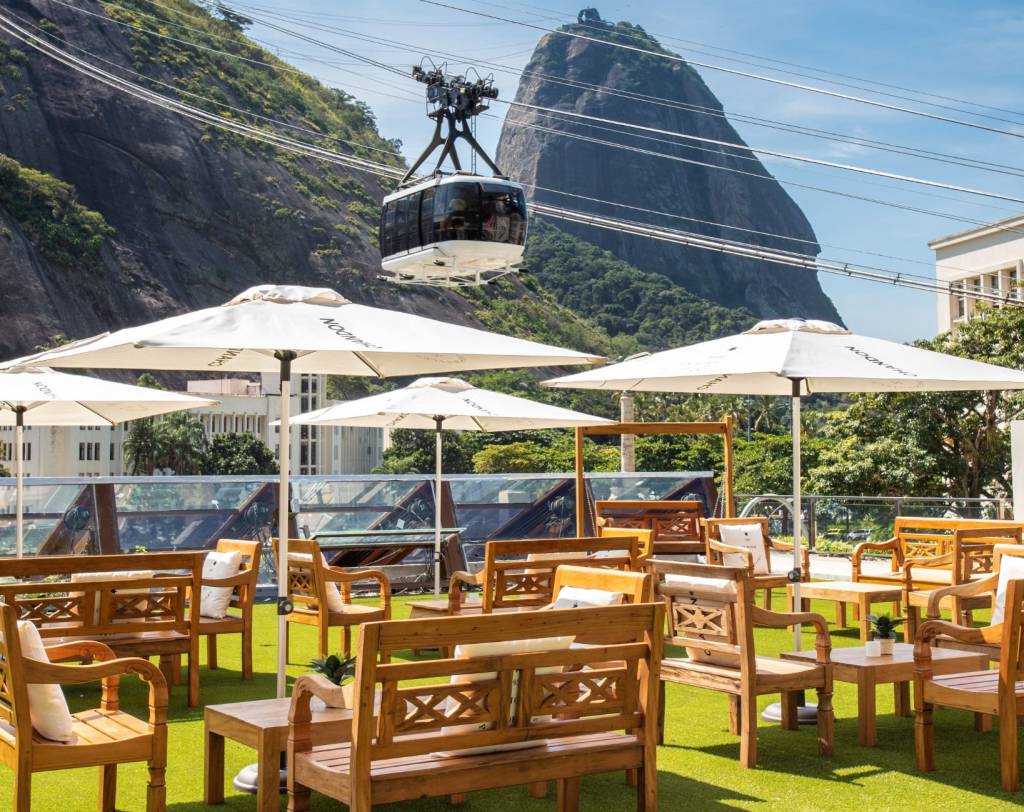 Bondinho: o terraço do Hills tem vista privilegiada para a natureza e a maior atração do Morro da Urca