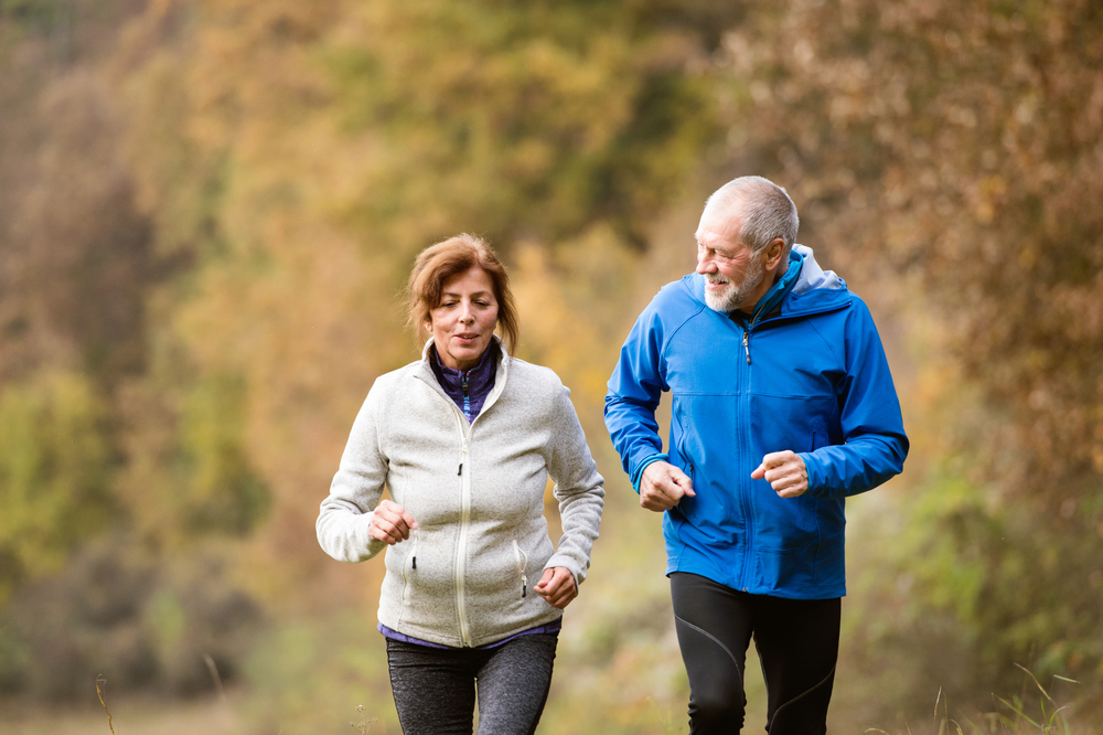 Homem e mulher idosos fazem exercícios físicos.