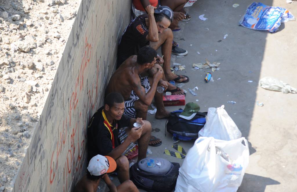 Usuários de crack concentram-se nas imediações das obras da Trasncarioca, na Avenida Brasil, próximo ao Complexo da Maré, zona norte da cidade