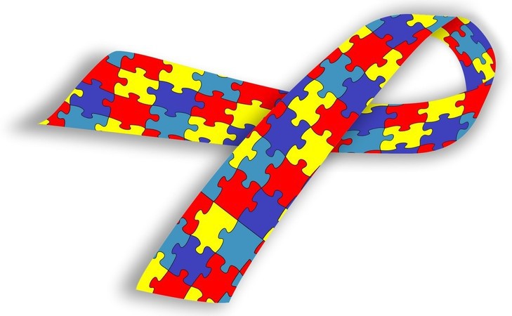 Fita colorida que simboliza o autismo.