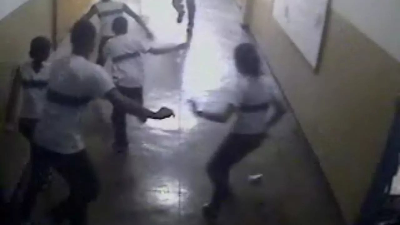 Massacre em Realengo: Imagem de circuito interno mostra alunos da Tasso da Silveira fugindo de atirador | Reprodução
