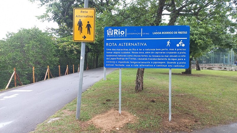 Placas informativas da rota alternativa da ciclovia da Lagoa, na altura do Parque dos Patins