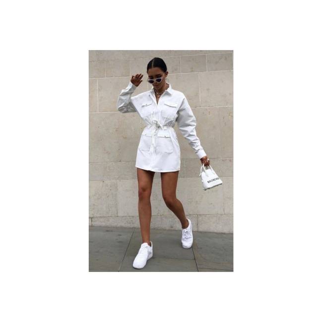 All White A imagem mostra uma mulher com roupa no estilo All White.