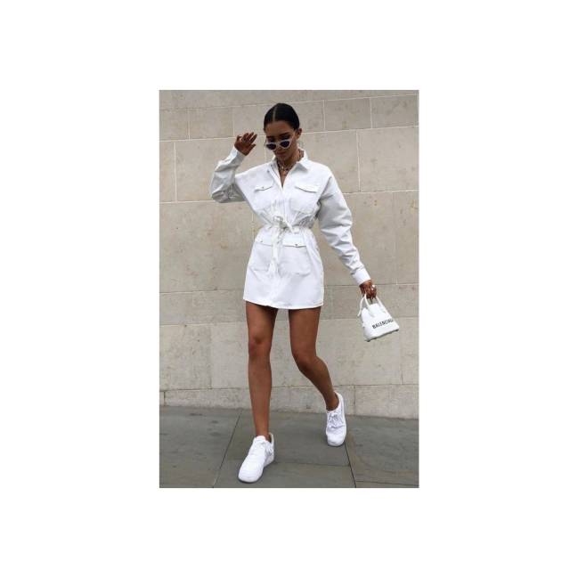 A imagem mostra uma mulher com roupa no estilo All White.