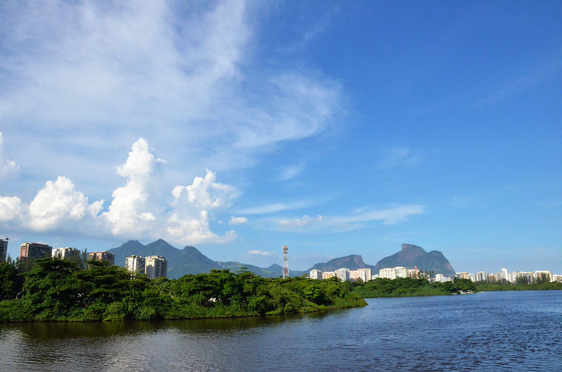 Vista da Ponte Av. Ayrton Senna na Barra da Tijuca - Rio de Janeiro.Lagoa de Marapendi, Pedra da Gávea e Pedra Bonita.