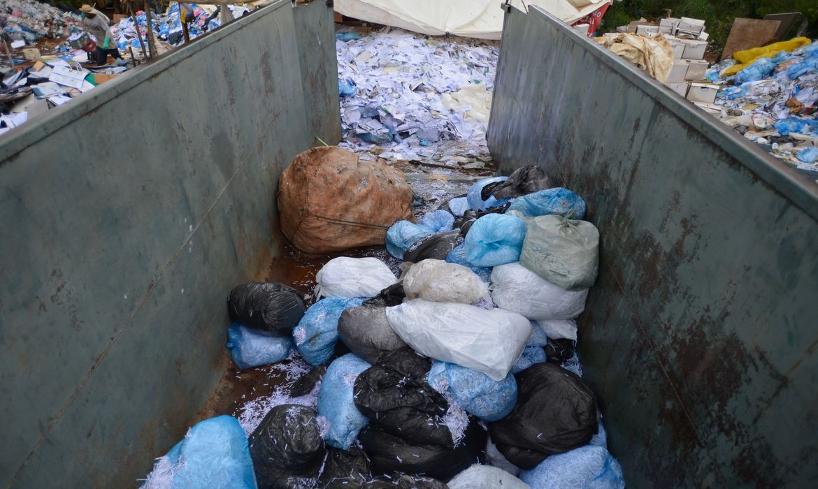 Foto mostra sacos de lixo