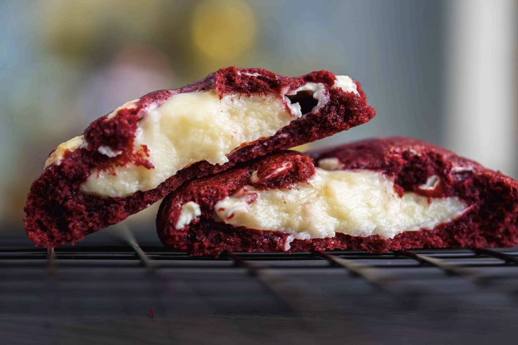 American-Cookies: o vermelho red velvet leva recheio feito com leite Ninho