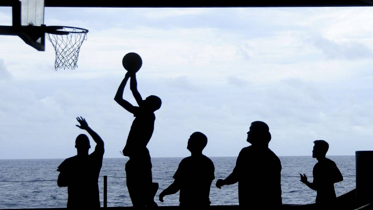 Silhuetas de jogadores disputando basquete