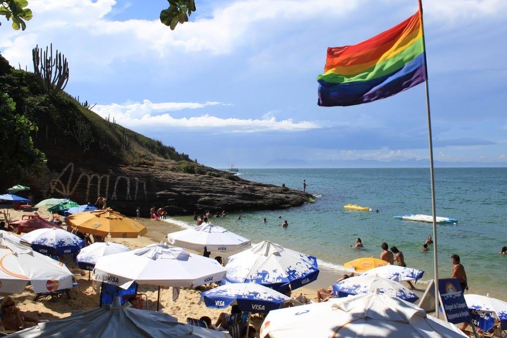 Orgulho gay em bandeira em praia de Búzios