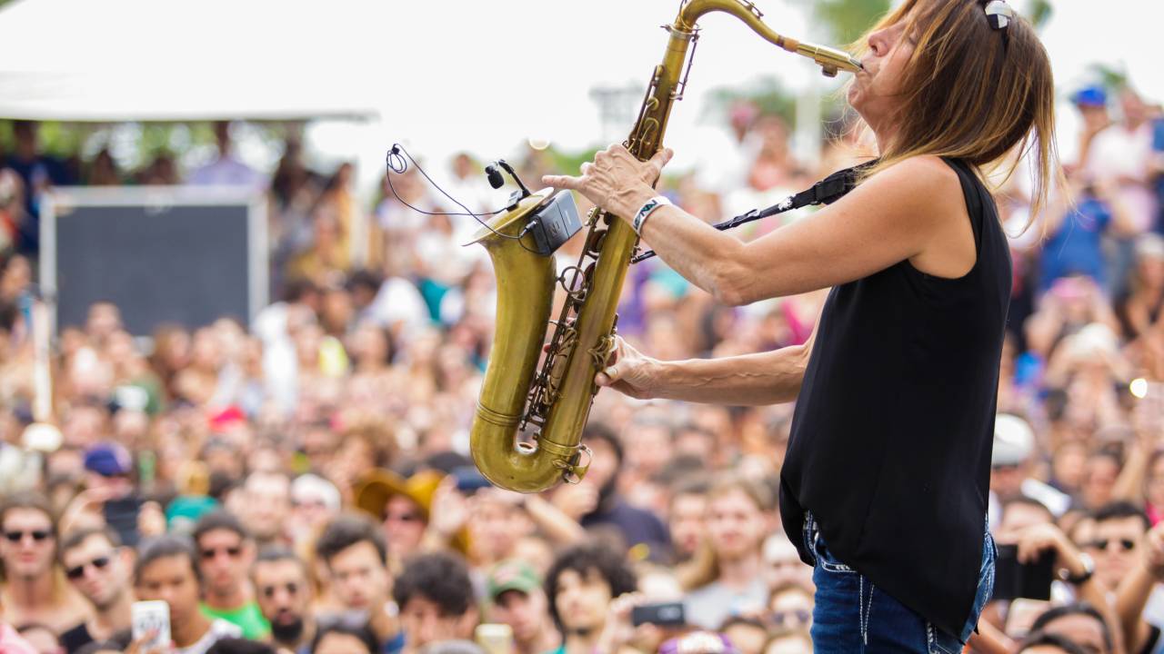 Foto mostra artista tocando saxofone