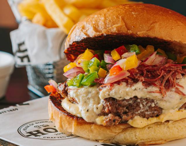 HOB: hambúrguer nordestino tem creme de queijo coalho e carne seca