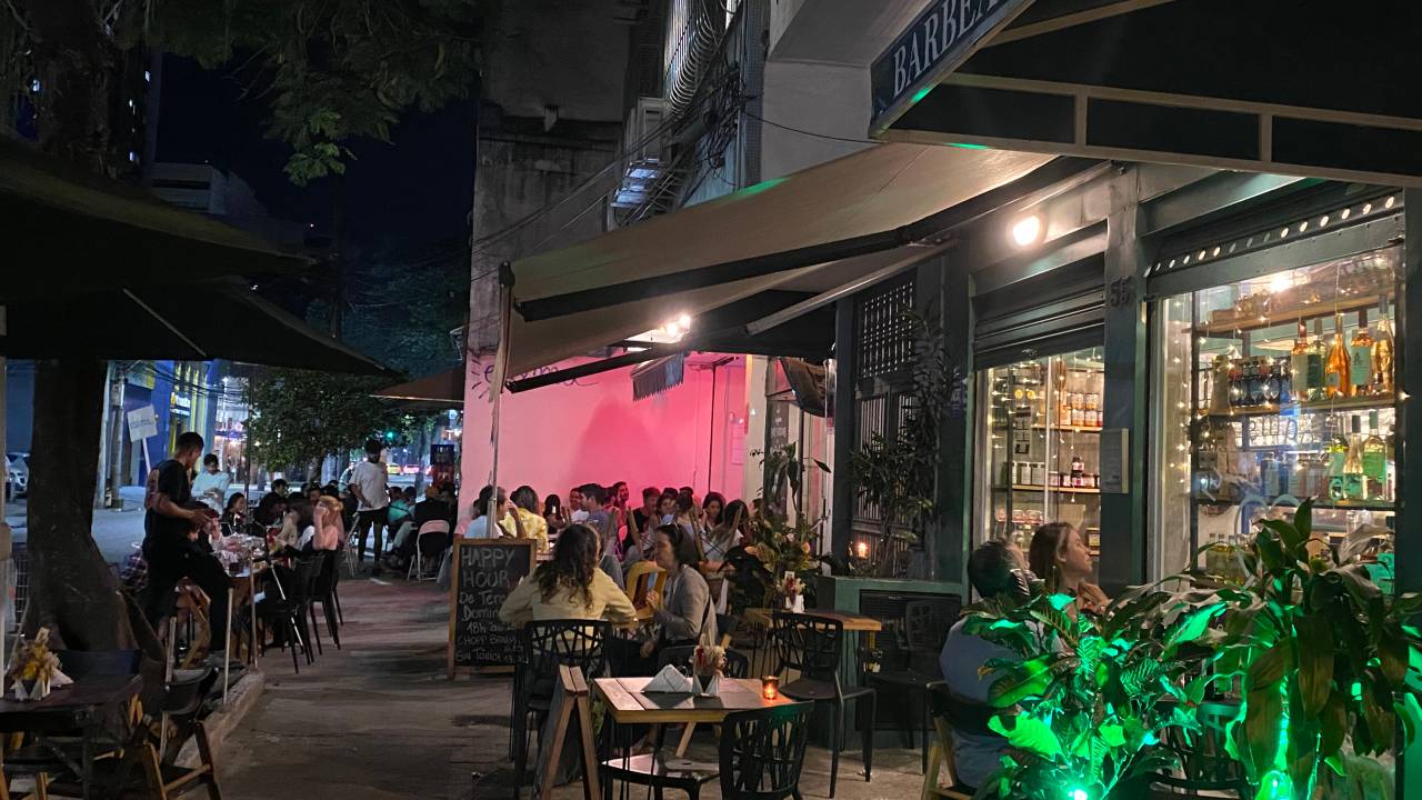 Bares do Baixo Botafogo ocupam calçadas com diferentes opções e públicos.