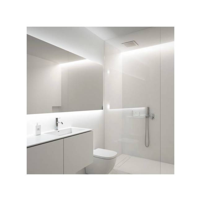 A imagem mostra um banheiro no estilo All White