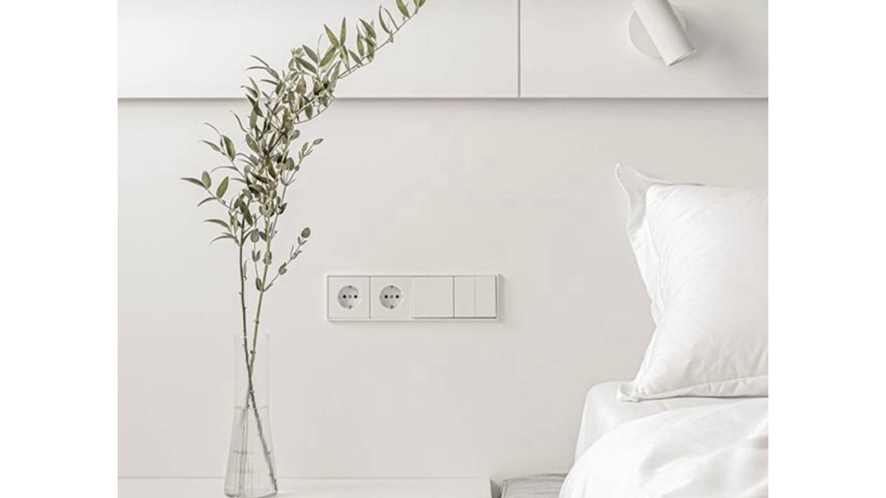 A imagem mostra um quarto no estilo All White.