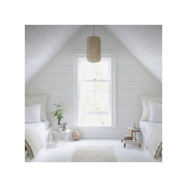 A imagem mostra um quarto no estilo All White.