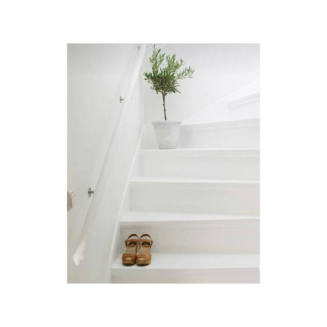 All White A imagem mostra uma escada.