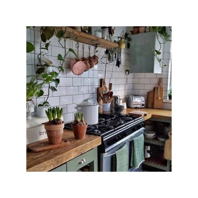 A imagem mostra uma cozinha com panelas e fogão