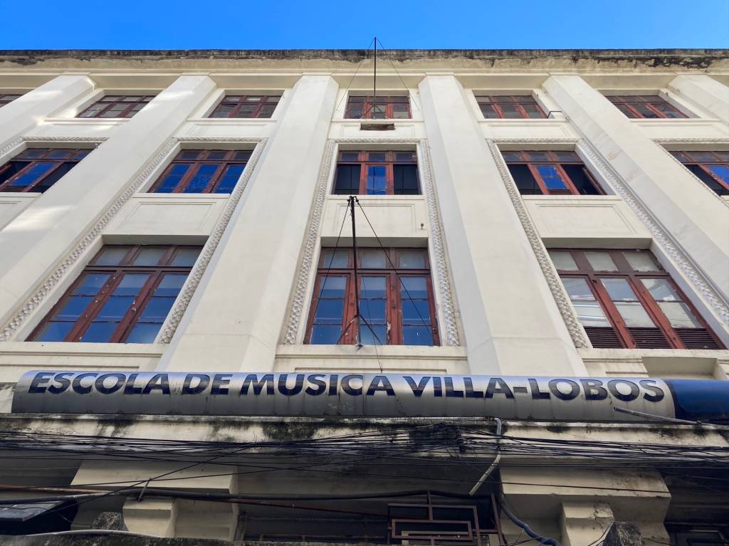 Foto mostra fachada da escola de música Villa-Lobos