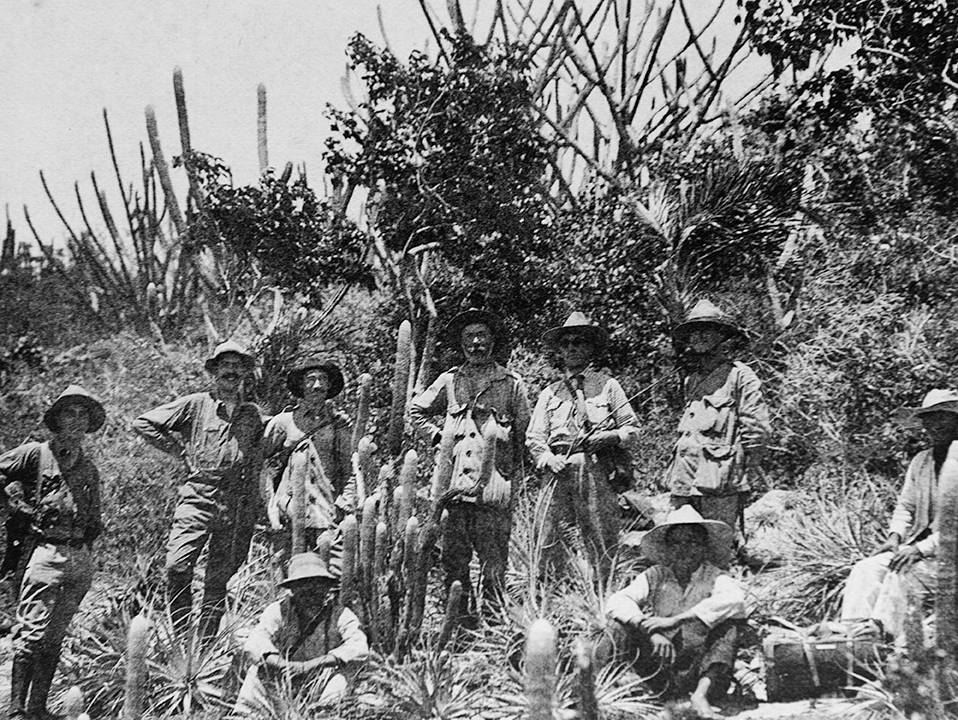 Foto preta e branca de 1922 mostra biólogos belgas em trabalho de campo, usando chapéus e uniformes de expedição